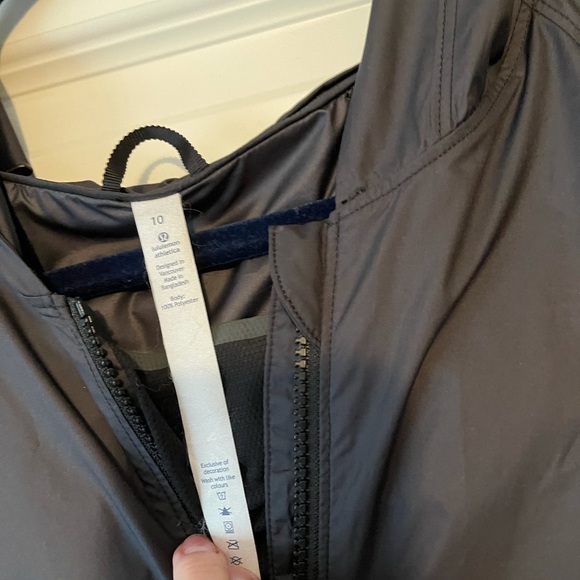 Lululemon windbreaker - Picture 2 of 5